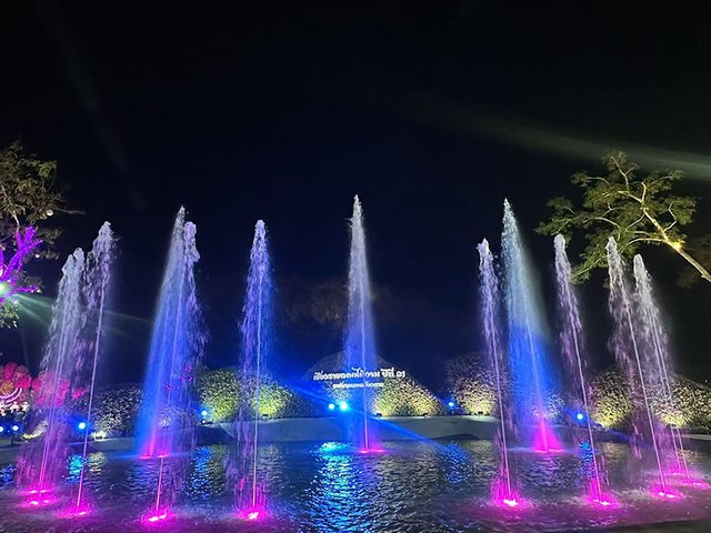 Right ON Thai Customer Fountain